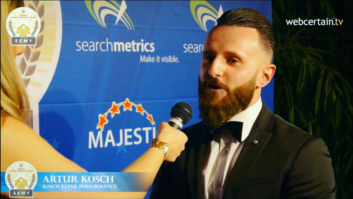 Artur Kosch hält ein Interview auf dem SEMY Award / SMX München